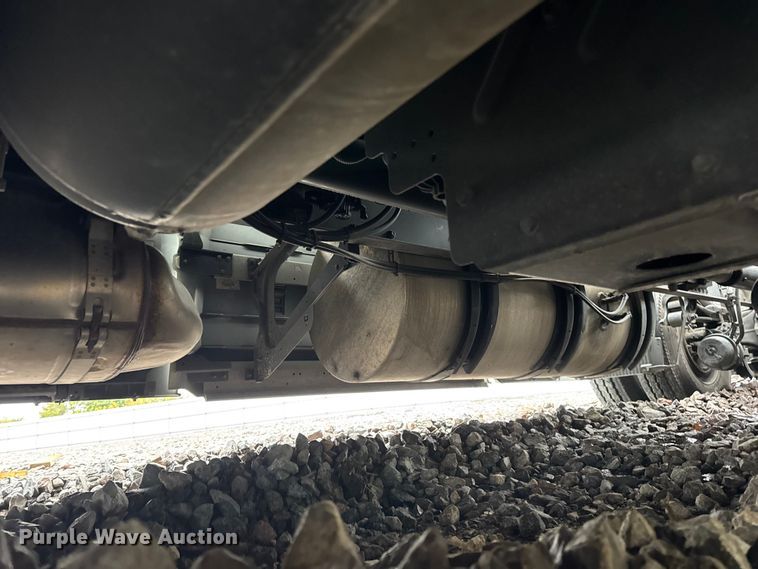 image for item YA1173 2021 Volvo VNL semi truck