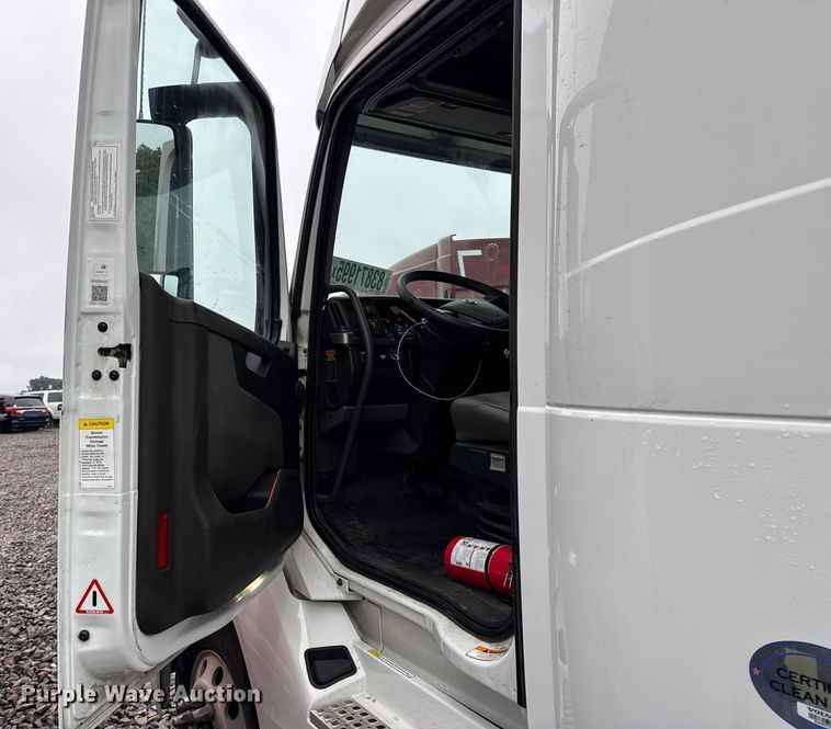 image for item YA1173 2021 Volvo VNL semi truck