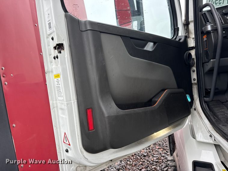 image for item YA1173 2021 Volvo VNL semi truck