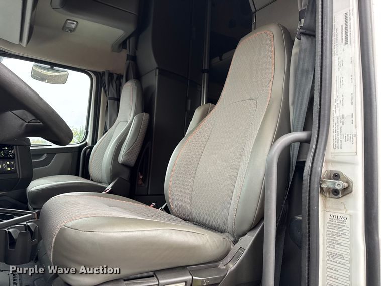 image for item YA1173 2021 Volvo VNL semi truck