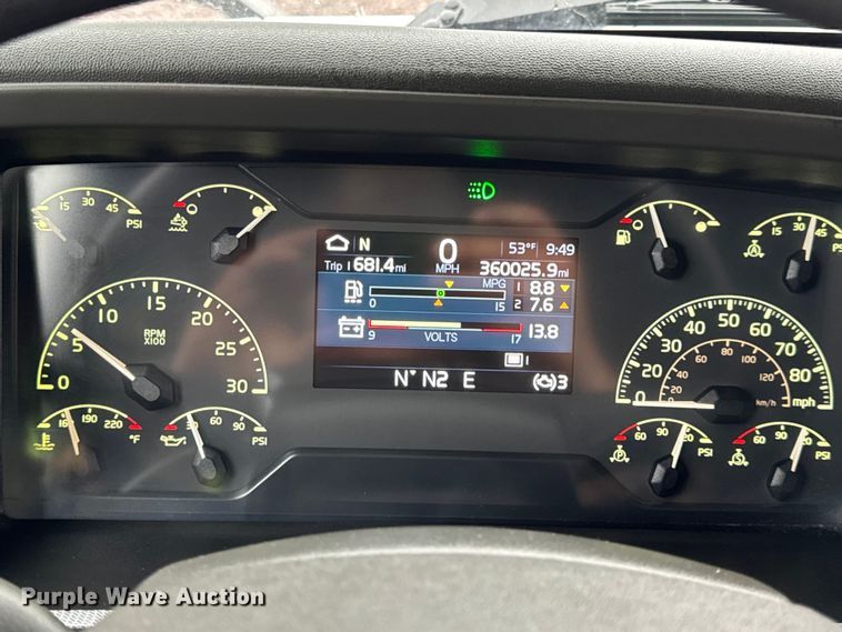 image for item YA1173 2021 Volvo VNL semi truck