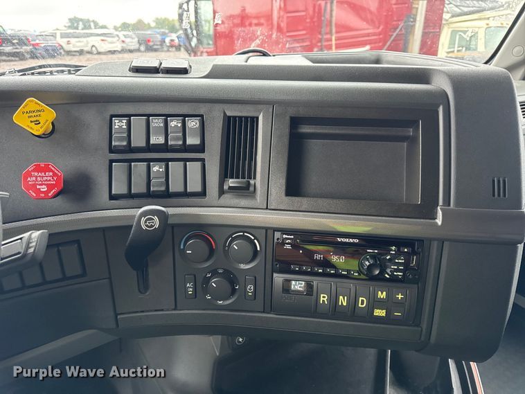 image for item YA1173 2021 Volvo VNL semi truck