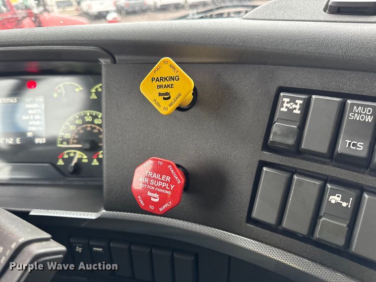 image for item YA1173 2021 Volvo VNL semi truck