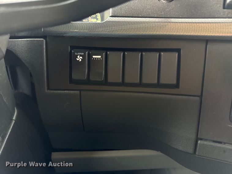 image for item YA1173 2021 Volvo VNL semi truck