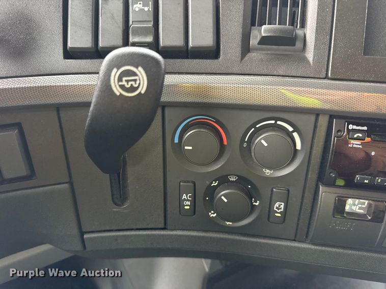 image for item YA1173 2021 Volvo VNL semi truck