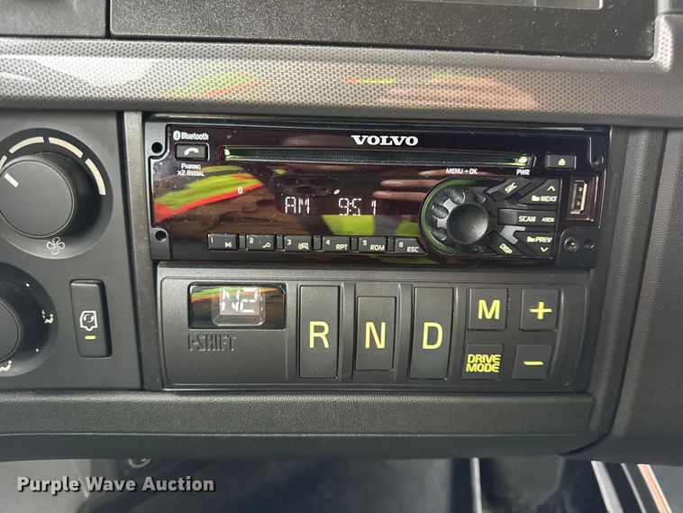 image for item YA1173 2021 Volvo VNL semi truck