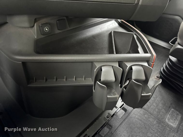 image for item YA1173 2021 Volvo VNL semi truck