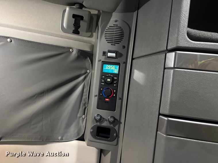 image for item YA1173 2021 Volvo VNL semi truck