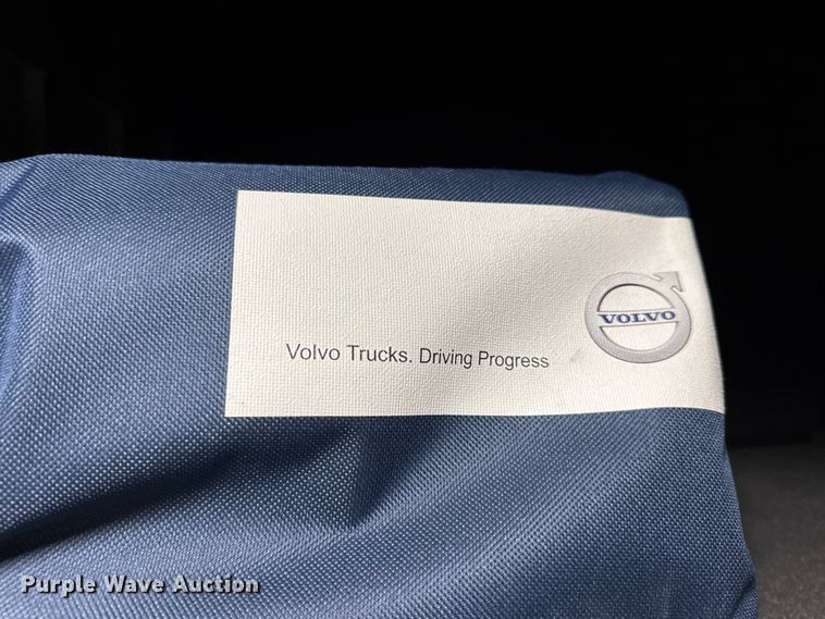 image for item YA1173 2021 Volvo VNL semi truck