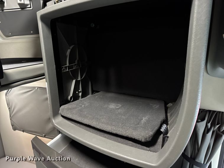 image for item YA1173 2021 Volvo VNL semi truck