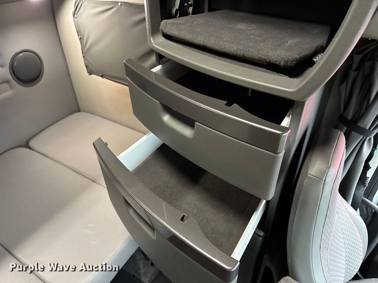 image for item YA1173 2021 Volvo VNL semi truck