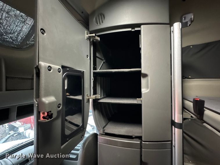 image for item YA1173 2021 Volvo VNL semi truck