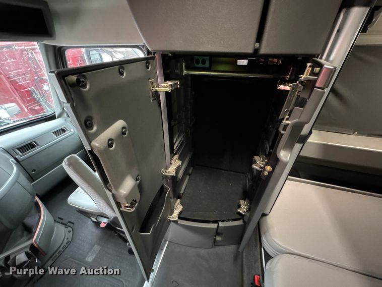 image for item YA1173 2021 Volvo VNL semi truck