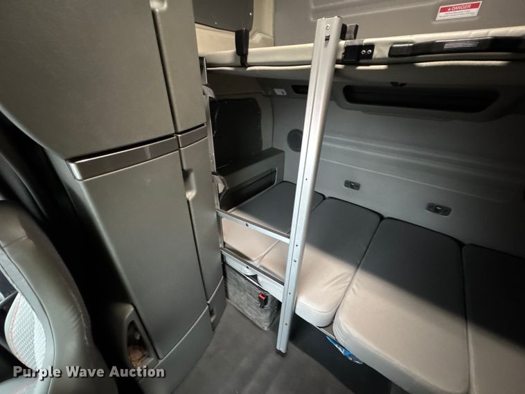 image for item YA1173 2021 Volvo VNL semi truck