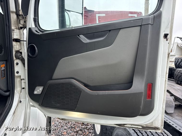 image for item YA1173 2021 Volvo VNL semi truck