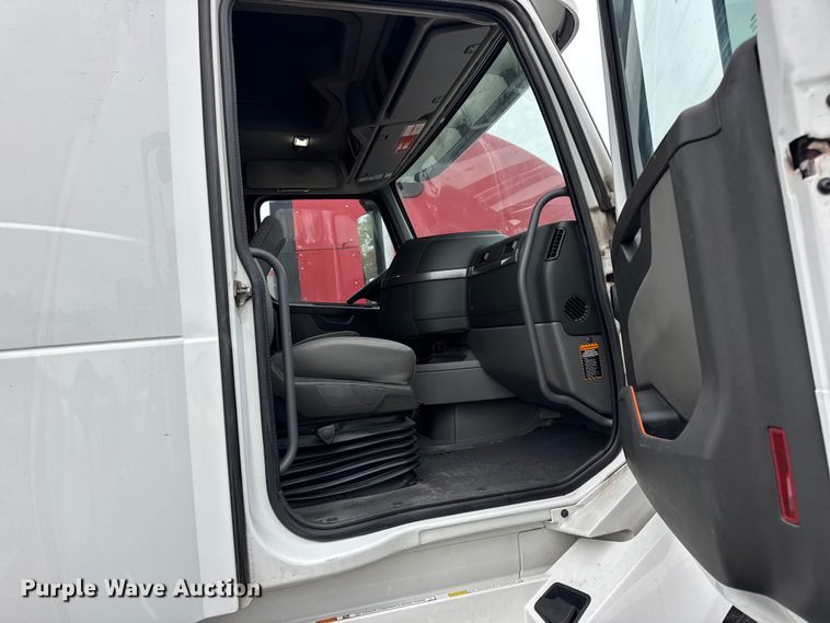 image for item YA1173 2021 Volvo VNL semi truck