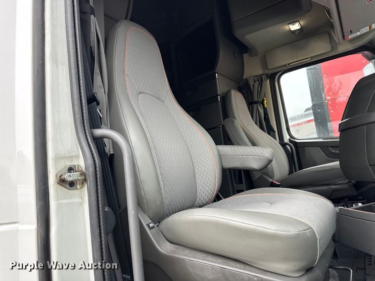 image for item YA1173 2021 Volvo VNL semi truck