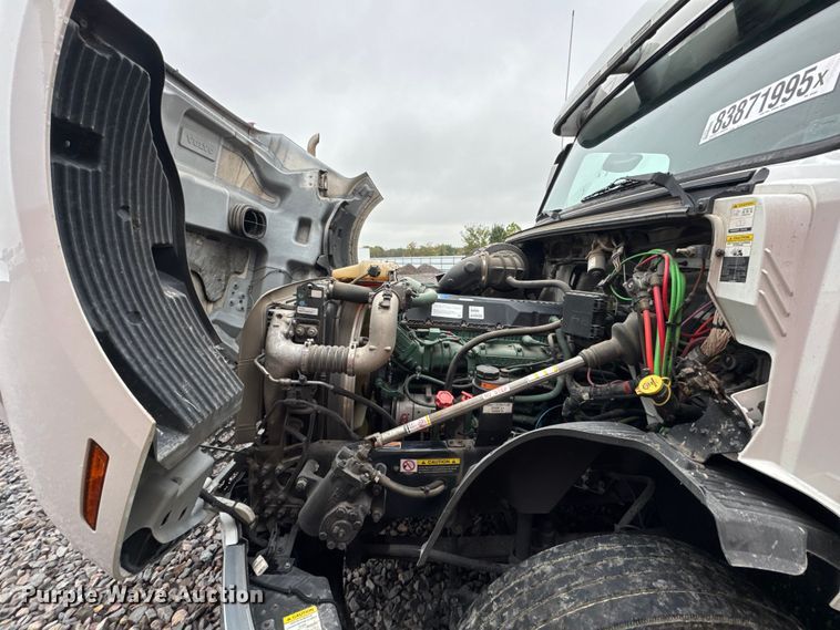 image for item YA1173 2021 Volvo VNL semi truck