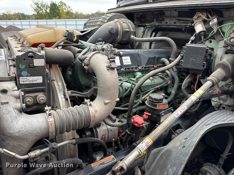 image for item YA1173 2021 Volvo VNL semi truck