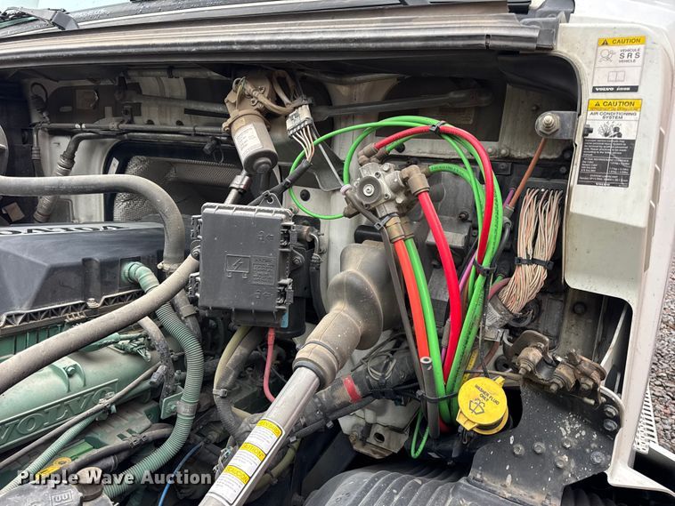 image for item YA1173 2021 Volvo VNL semi truck