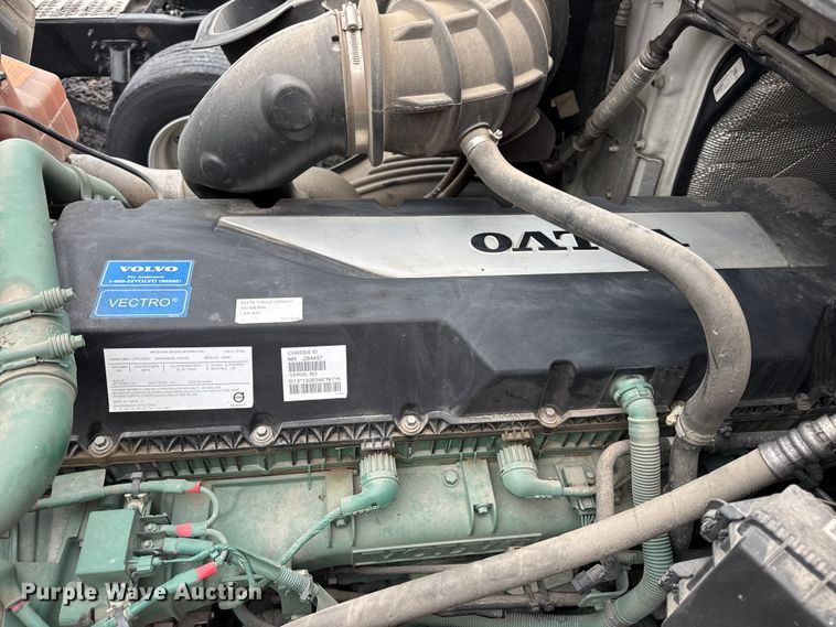 image for item YA1173 2021 Volvo VNL semi truck