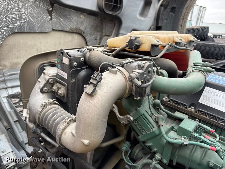 image for item YA1173 2021 Volvo VNL semi truck