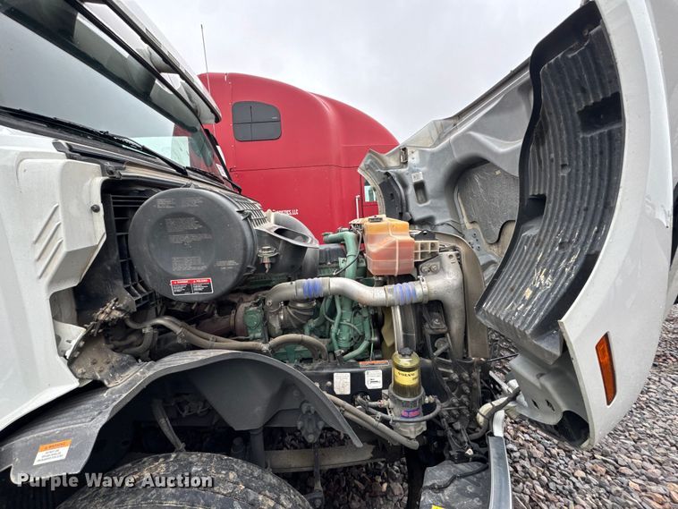 image for item YA1173 2021 Volvo VNL semi truck