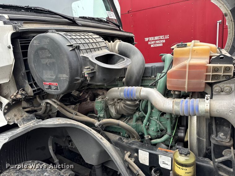 image for item YA1173 2021 Volvo VNL semi truck