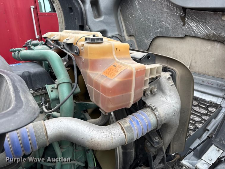 image for item YA1173 2021 Volvo VNL semi truck