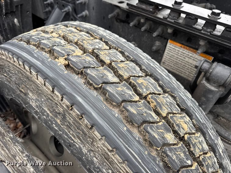 image for item YA1173 2021 Volvo VNL semi truck