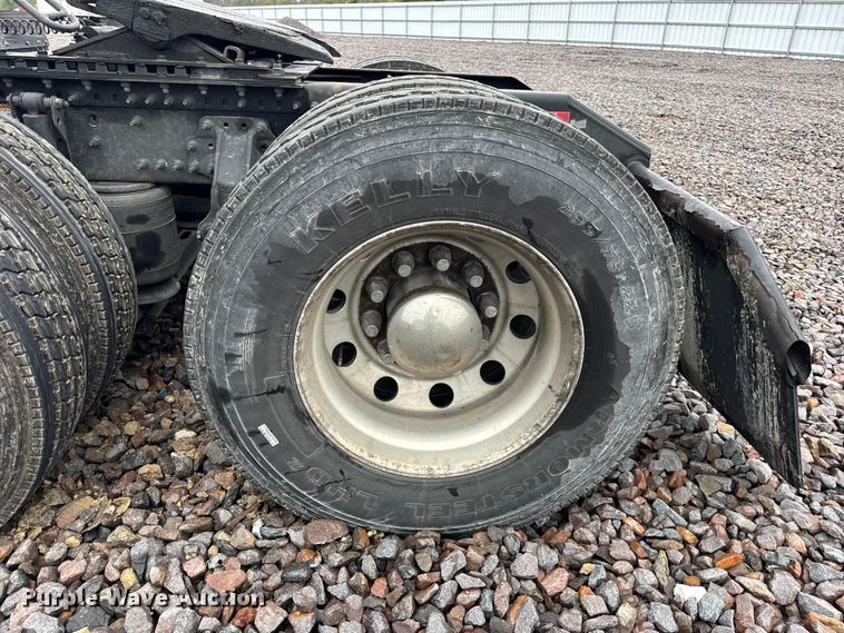 image for item YA1173 2021 Volvo VNL semi truck