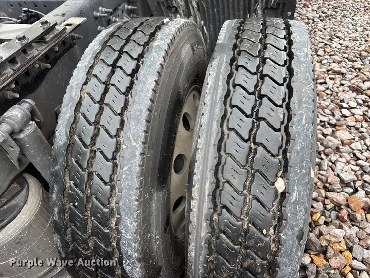 image for item YA1173 2021 Volvo VNL semi truck