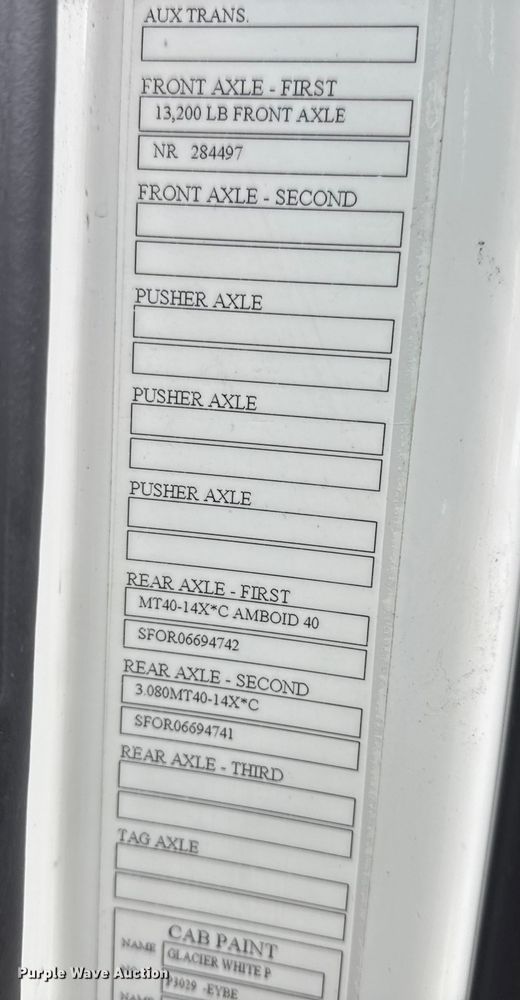 image for item YA1173 2021 Volvo VNL semi truck