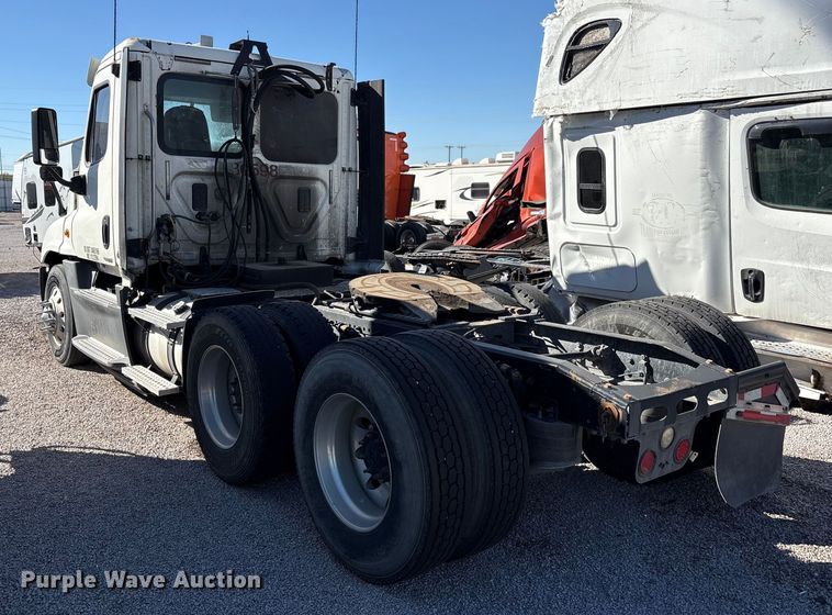 image for item YA1175 2016 Freightliner Cascadia semi truck