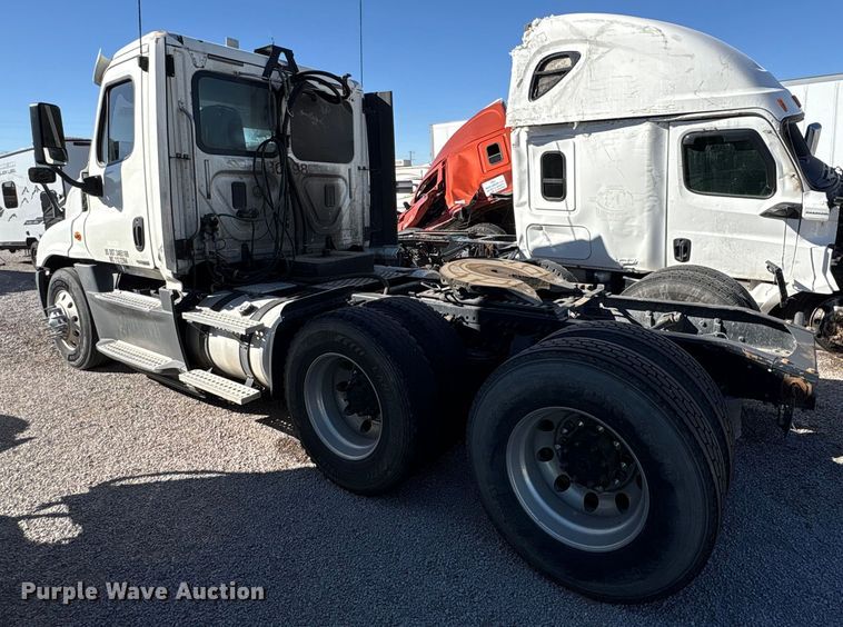 image for item YA1175 2016 Freightliner Cascadia semi truck