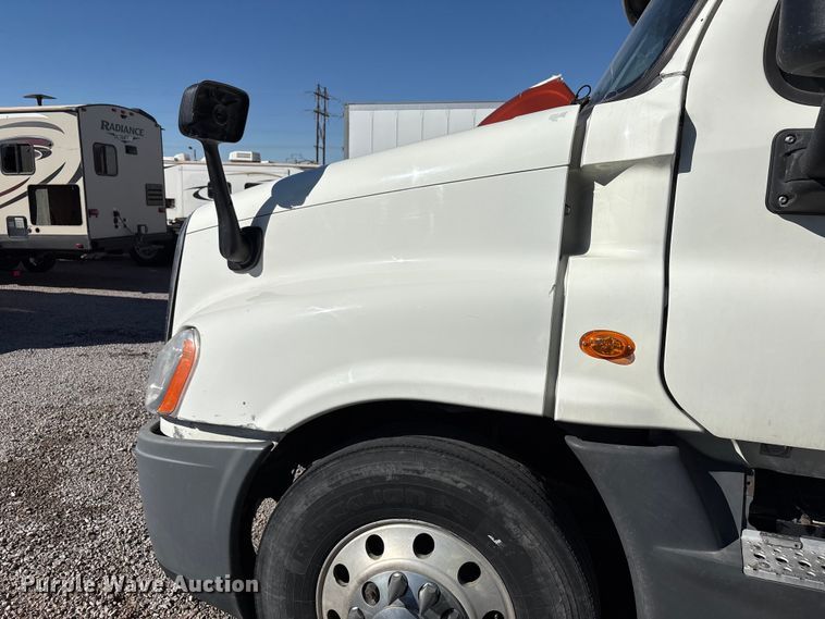 image for item YA1175 2016 Freightliner Cascadia semi truck