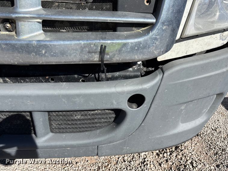 image for item YA1175 2016 Freightliner Cascadia semi truck