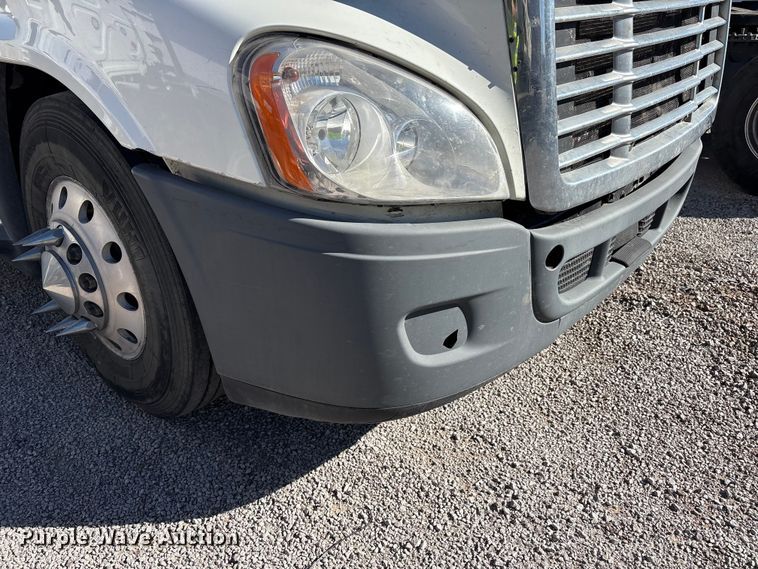 image for item YA1175 2016 Freightliner Cascadia semi truck