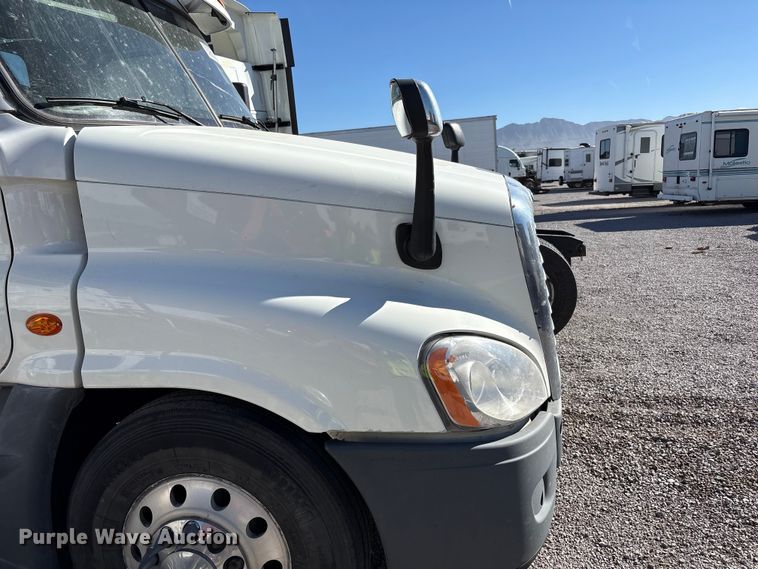 image for item YA1175 2016 Freightliner Cascadia semi truck