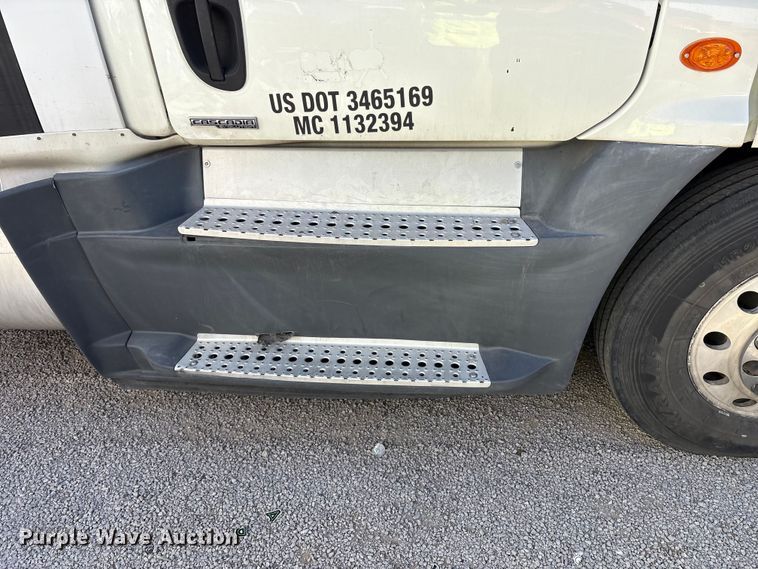 image for item YA1175 2016 Freightliner Cascadia semi truck