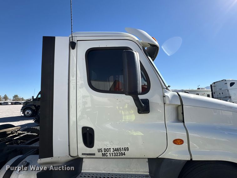 image for item YA1175 2016 Freightliner Cascadia semi truck