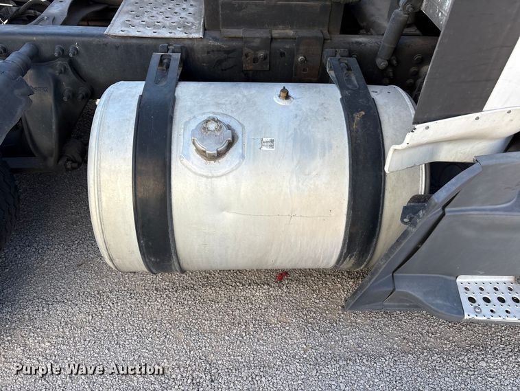 image for item YA1175 2016 Freightliner Cascadia semi truck