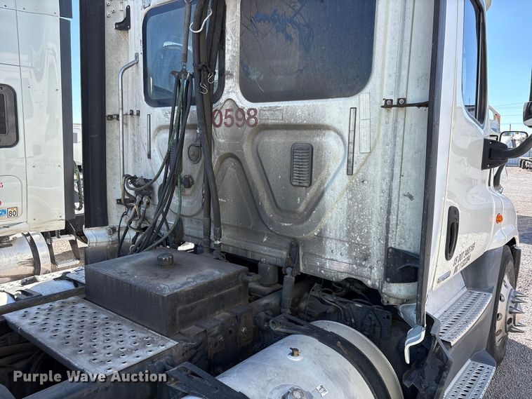 image for item YA1175 2016 Freightliner Cascadia semi truck