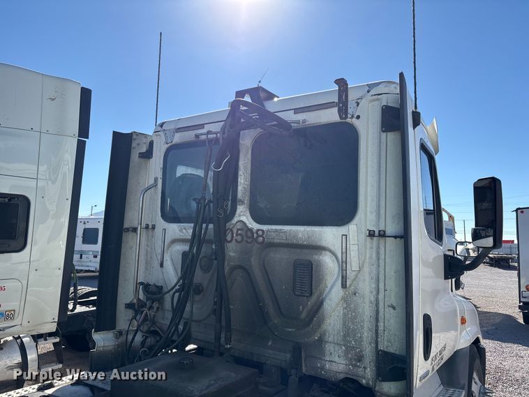 image for item YA1175 2016 Freightliner Cascadia semi truck