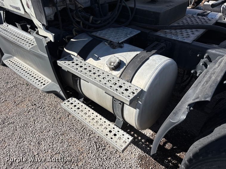 image for item YA1175 2016 Freightliner Cascadia semi truck