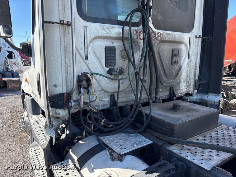 image for item YA1175 2016 Freightliner Cascadia semi truck