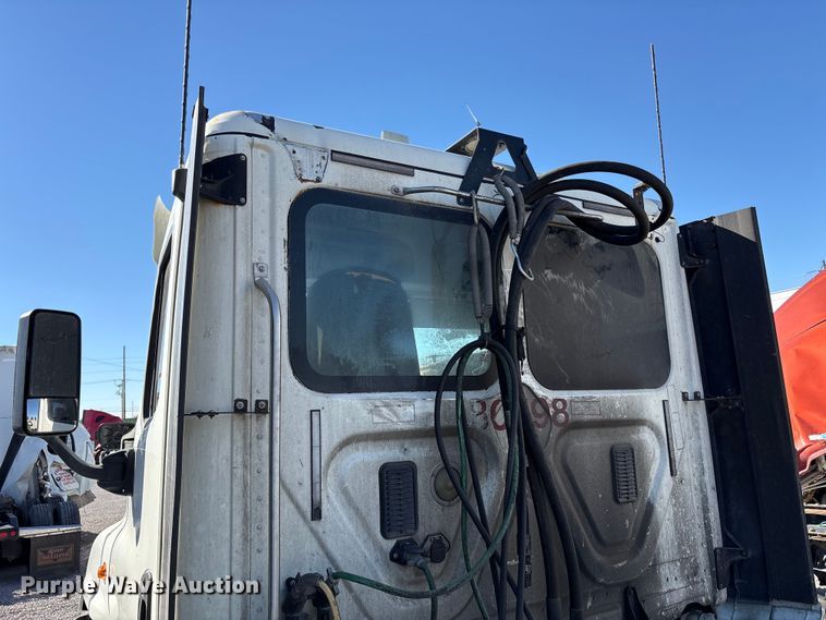 image for item YA1175 2016 Freightliner Cascadia semi truck