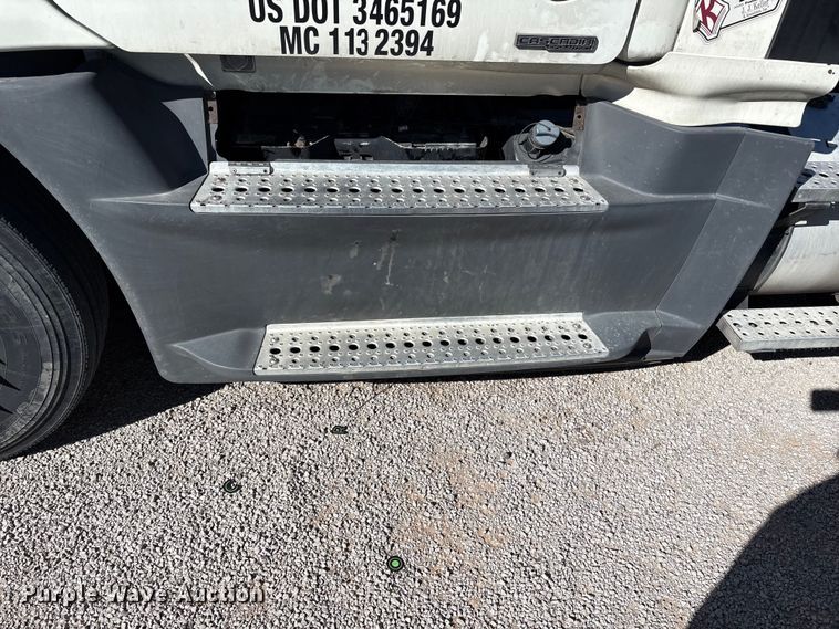 image for item YA1175 2016 Freightliner Cascadia semi truck