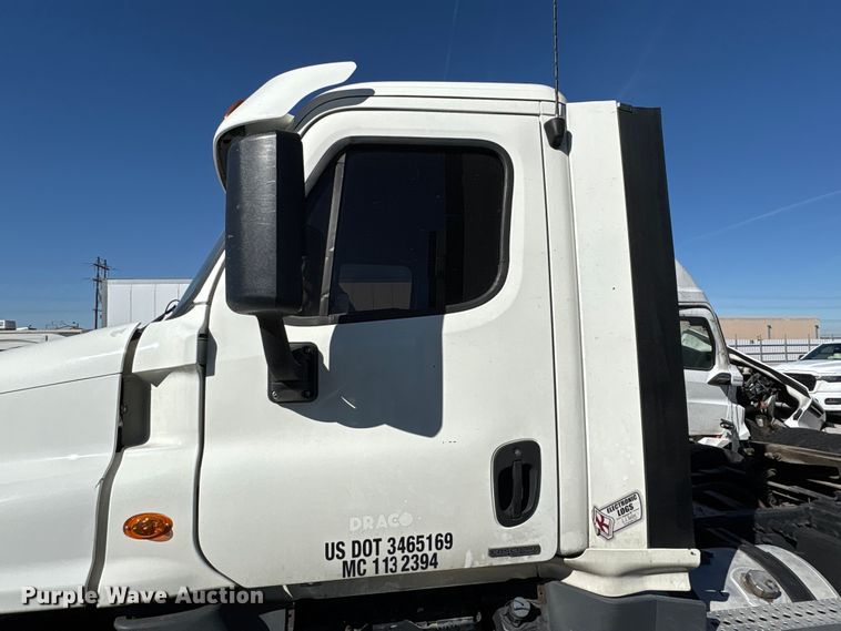 image for item YA1175 2016 Freightliner Cascadia semi truck