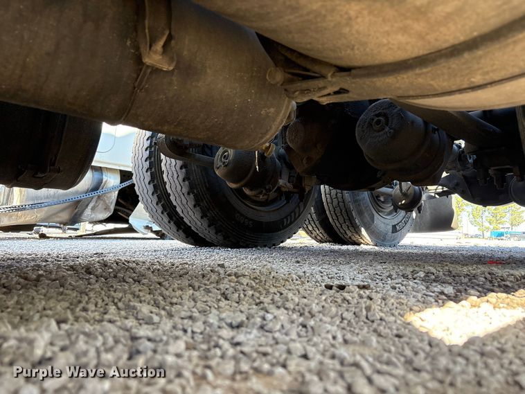 image for item YA1175 2016 Freightliner Cascadia semi truck